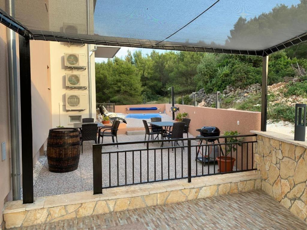 Apartments Panorama With Seasonal Pool Slatine Exterior photo
